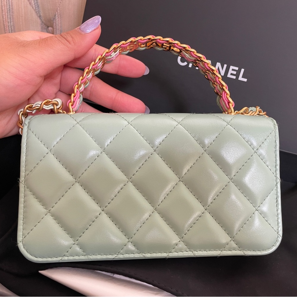 CHANEL Green Quilted Crossbody Bag with Gold Hardware - Picture 3 of 9